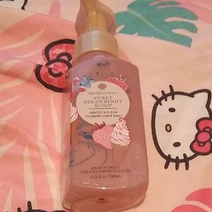 Bath & Body Works Sweet Strawberry Scoop Hand Soap - Pink and Cream